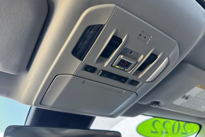 Toyota Highlander Vehicle Full-screen Gallery Image 24