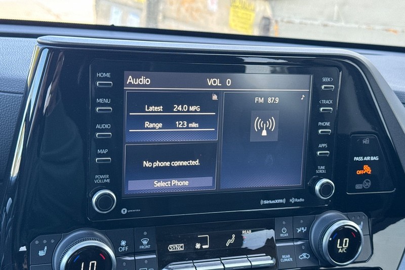 Toyota Highlander Vehicle Full-screen Gallery Image 26