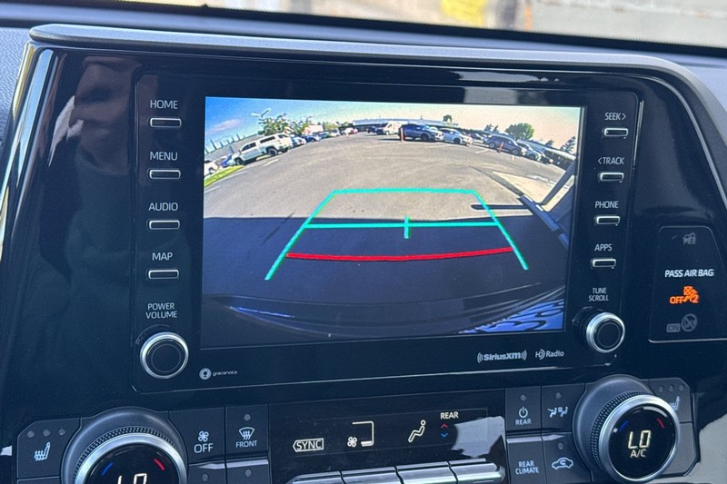 Toyota Highlander Vehicle Full-screen Gallery Image 27