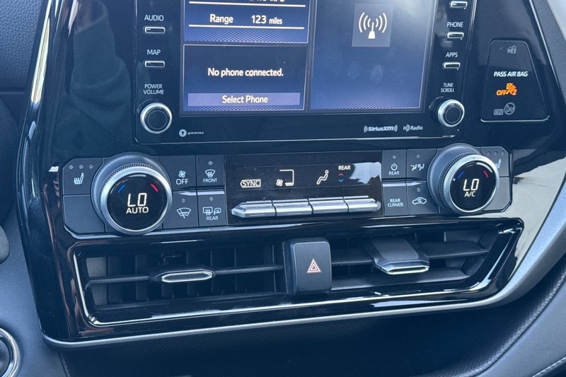 Toyota Highlander Vehicle Full-screen Gallery Image 28