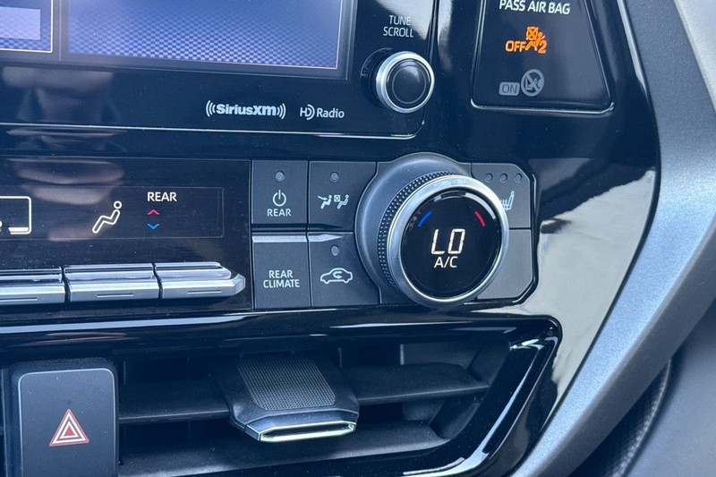 Toyota Highlander Vehicle Full-screen Gallery Image 30