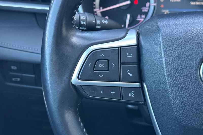 Toyota Highlander Vehicle Full-screen Gallery Image 37