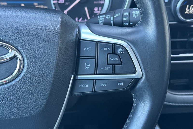 Toyota Highlander Vehicle Full-screen Gallery Image 39