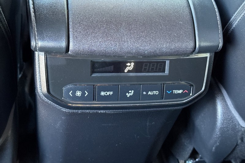 Toyota Highlander Vehicle Full-screen Gallery Image 44