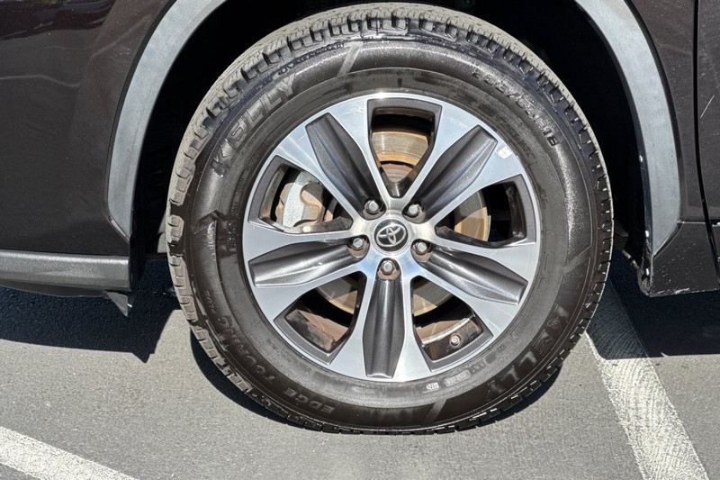 Toyota Highlander Vehicle Full-screen Gallery Image 46