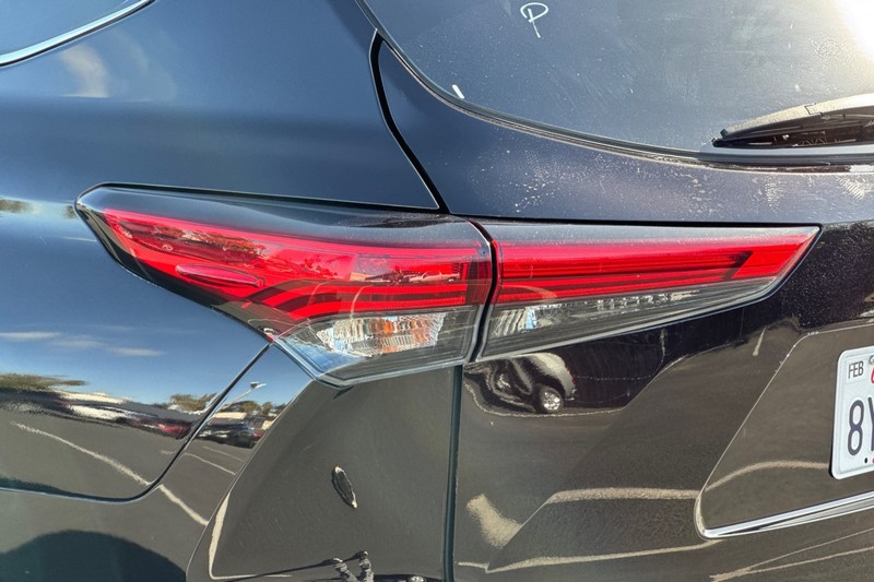 Toyota Highlander Vehicle Full-screen Gallery Image 49