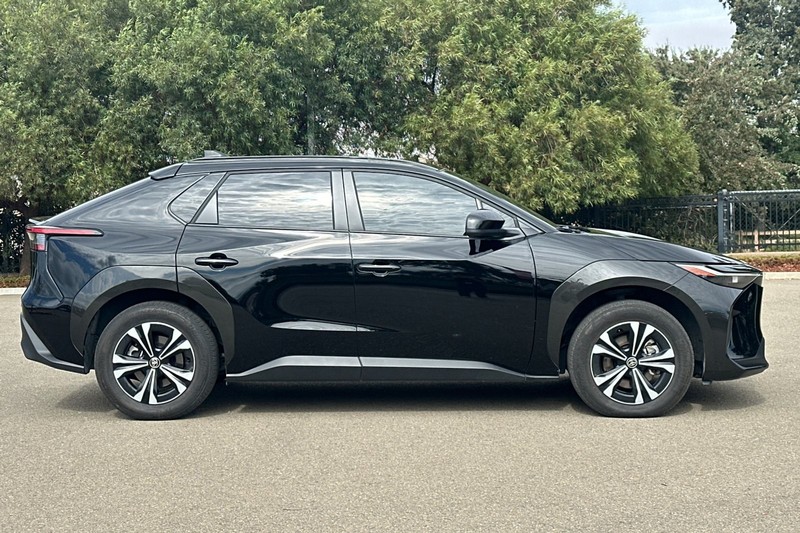 Toyota bZ4X Vehicle Full-screen Gallery Image 03