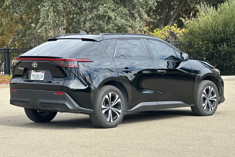 Toyota bZ4X Vehicle Full-screen Gallery Image 04