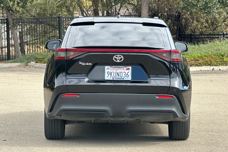 Toyota bZ4X Vehicle Full-screen Gallery Image 05