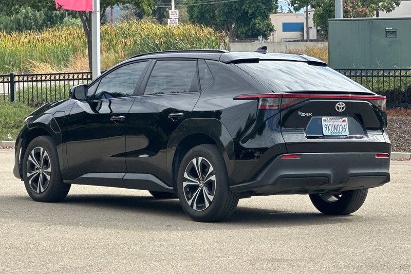 Toyota bZ4X Vehicle Full-screen Gallery Image 06