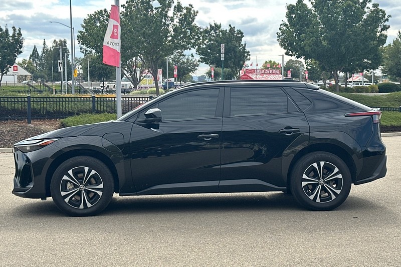 Toyota bZ4X Vehicle Full-screen Gallery Image 07