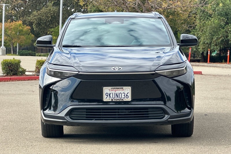 Toyota bZ4X Vehicle Full-screen Gallery Image 09