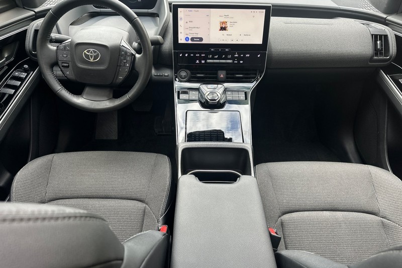 Toyota bZ4X Vehicle Full-screen Gallery Image 15