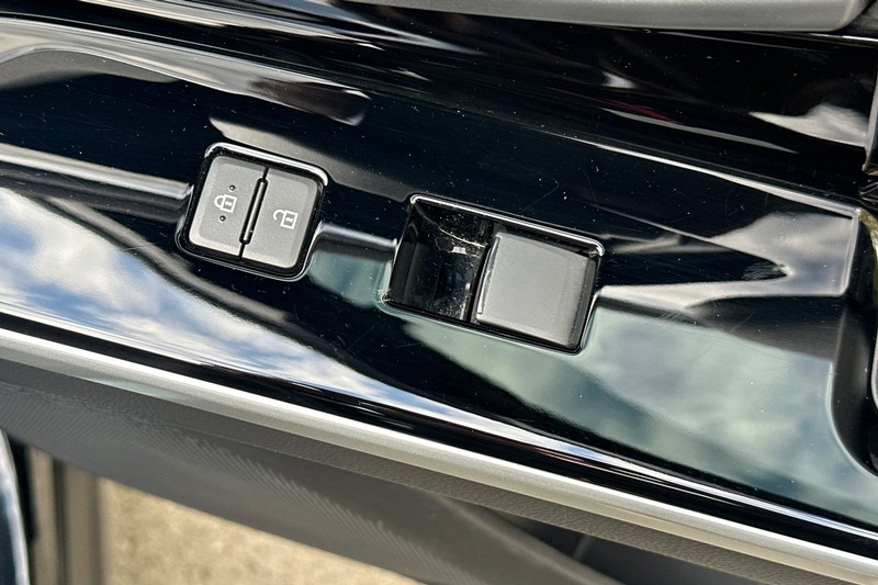 Toyota bZ4X Vehicle Full-screen Gallery Image 22