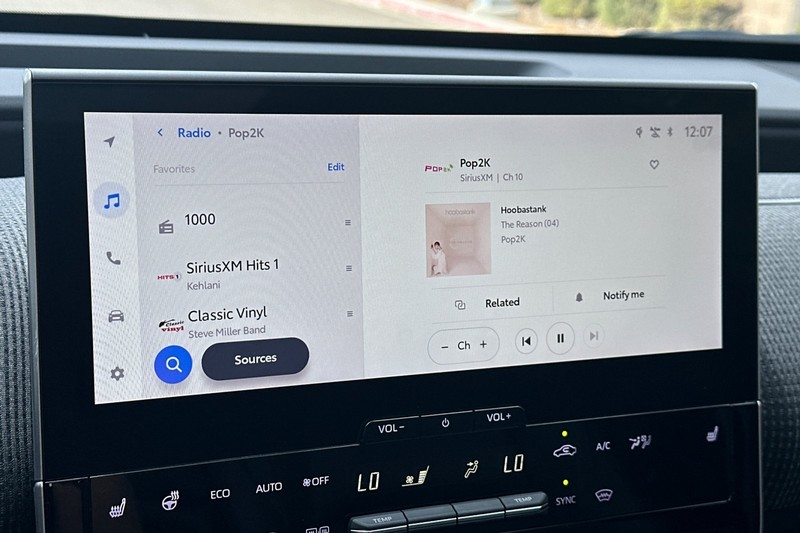 Toyota bZ4X Vehicle Full-screen Gallery Image 26