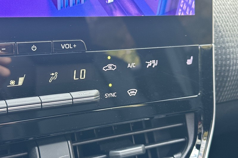 Toyota bZ4X Vehicle Full-screen Gallery Image 30