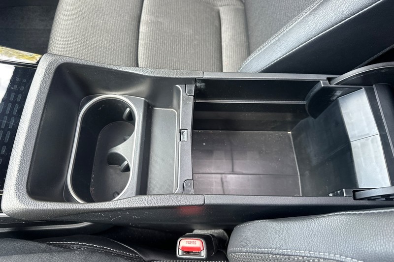 Toyota bZ4X Vehicle Full-screen Gallery Image 32