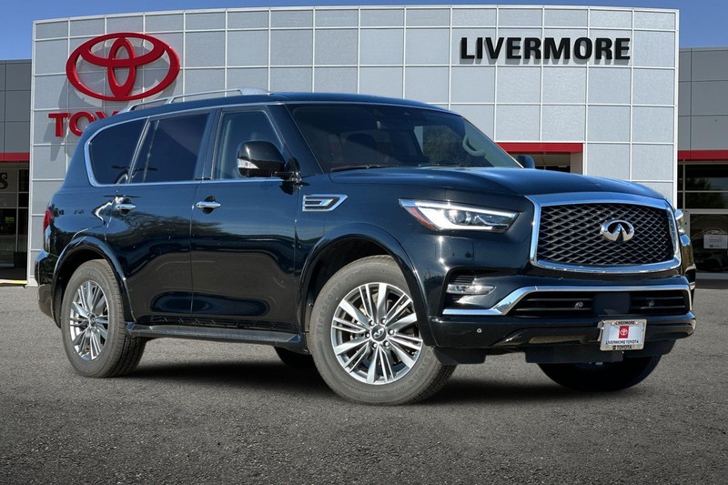 INFINITI QX80 Vehicle Full-screen Gallery Image 02