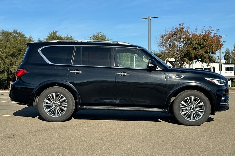 INFINITI QX80 Vehicle Full-screen Gallery Image 03