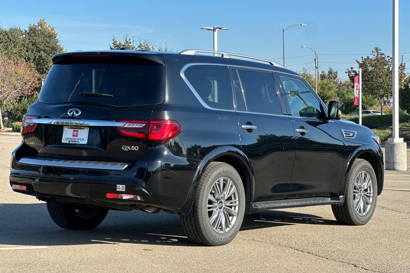 INFINITI QX80 Vehicle Full-screen Gallery Image 04