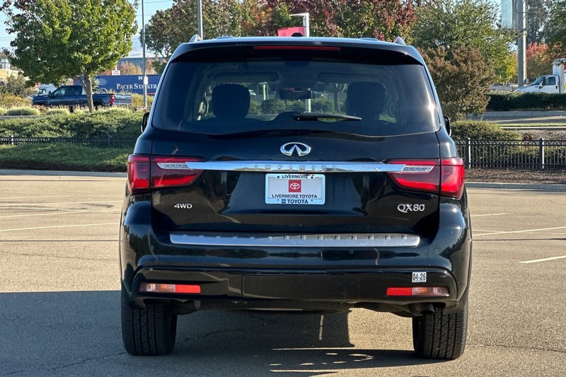 INFINITI QX80 Vehicle Full-screen Gallery Image 05