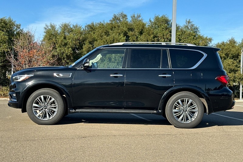 INFINITI QX80 Vehicle Full-screen Gallery Image 07