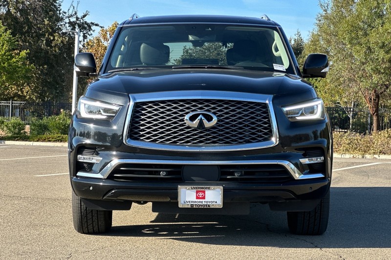 INFINITI QX80 Vehicle Full-screen Gallery Image 09