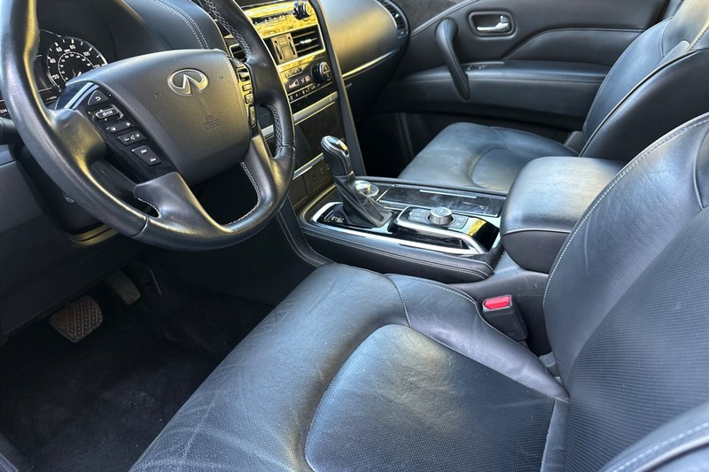 INFINITI QX80 Vehicle Full-screen Gallery Image 10