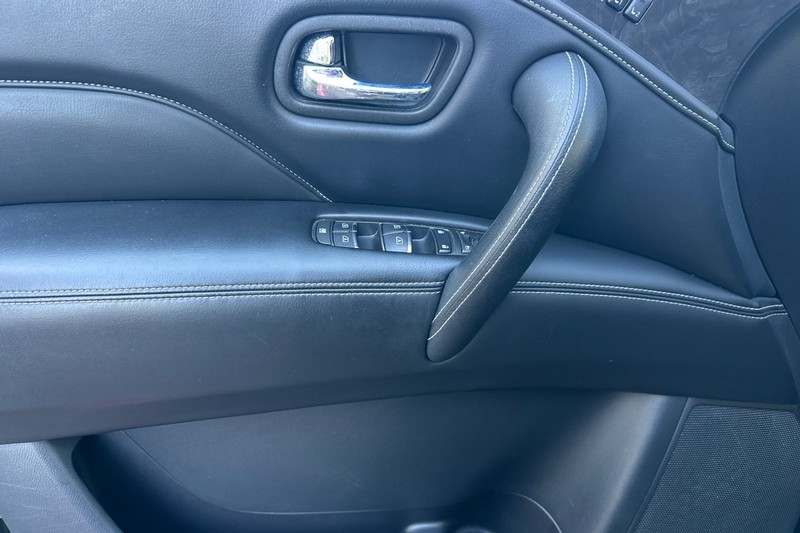 INFINITI QX80 Vehicle Full-screen Gallery Image 11