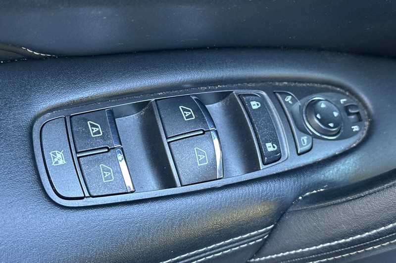 INFINITI QX80 Vehicle Full-screen Gallery Image 12