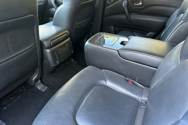 INFINITI QX80 Vehicle Full-screen Gallery Image 14