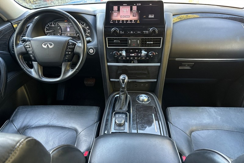 INFINITI QX80 Vehicle Full-screen Gallery Image 15