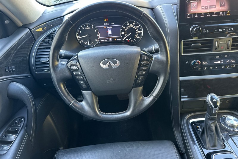 INFINITI QX80 Vehicle Full-screen Gallery Image 16