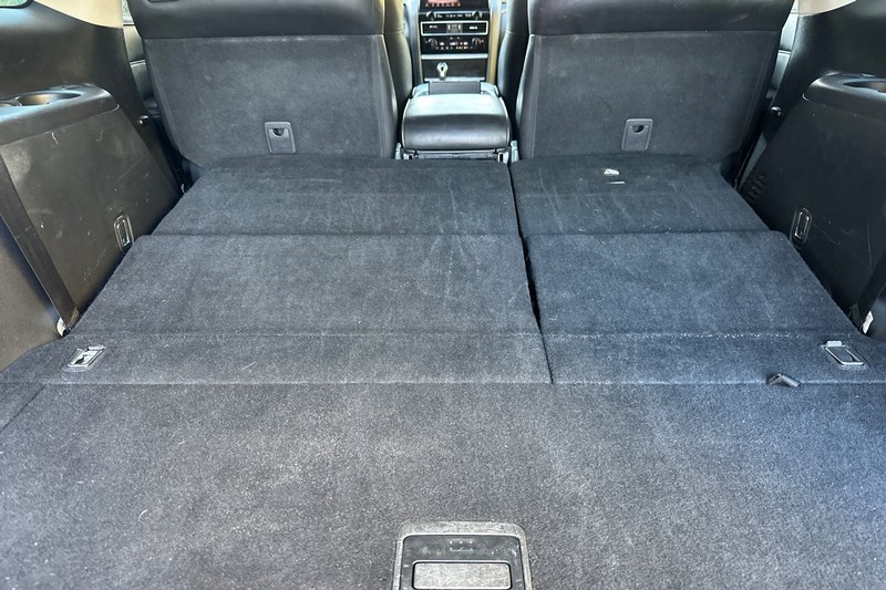 INFINITI QX80 Vehicle Full-screen Gallery Image 17