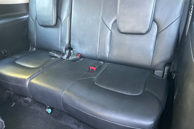 INFINITI QX80 Vehicle Full-screen Gallery Image 18