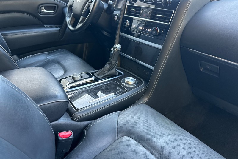 INFINITI QX80 Vehicle Full-screen Gallery Image 20