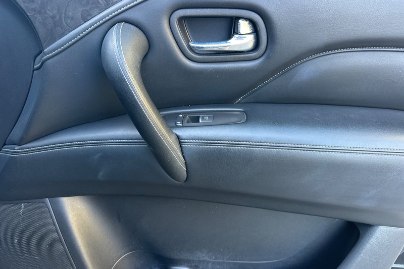 INFINITI QX80 Vehicle Full-screen Gallery Image 22