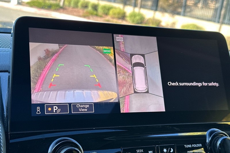 INFINITI QX80 Vehicle Full-screen Gallery Image 28