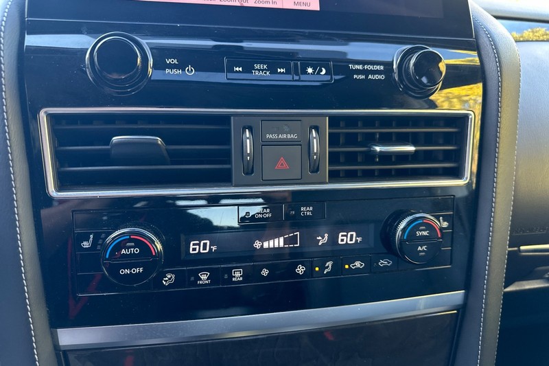 INFINITI QX80 Vehicle Full-screen Gallery Image 29