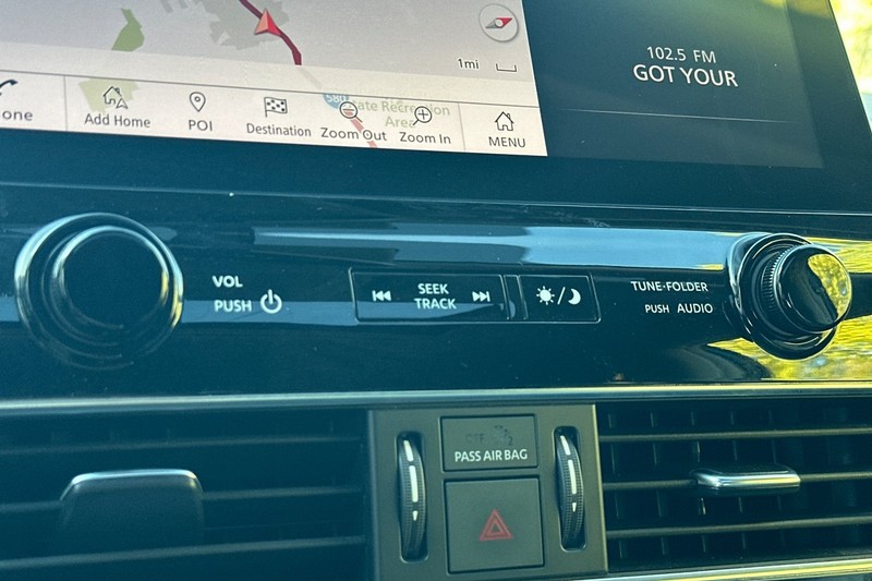 INFINITI QX80 Vehicle Full-screen Gallery Image 32