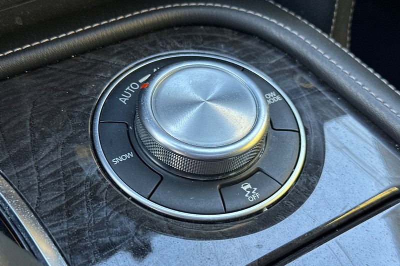 INFINITI QX80 Vehicle Full-screen Gallery Image 33