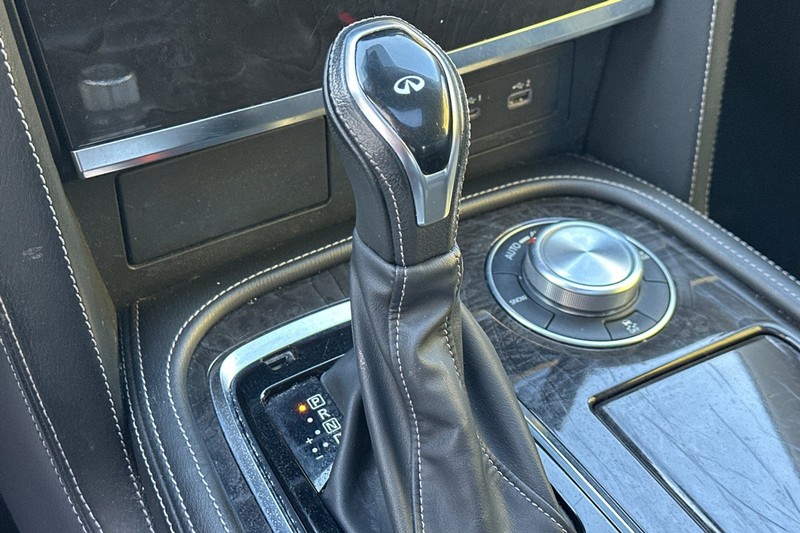 INFINITI QX80 Vehicle Full-screen Gallery Image 35