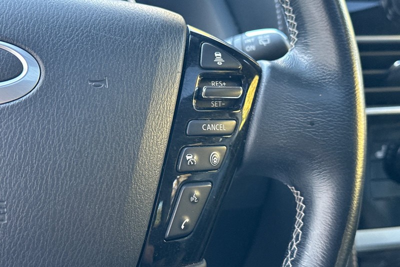 INFINITI QX80 Vehicle Full-screen Gallery Image 40