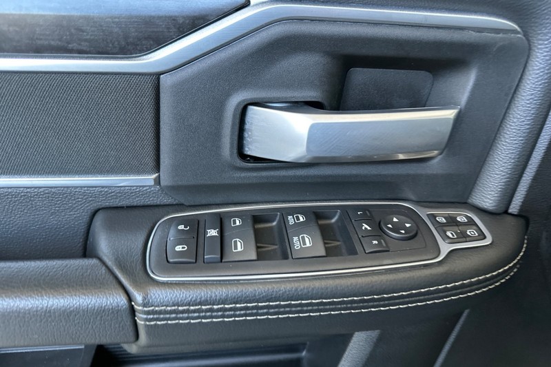 Ram 2500 Vehicle Full-screen Gallery Image 11