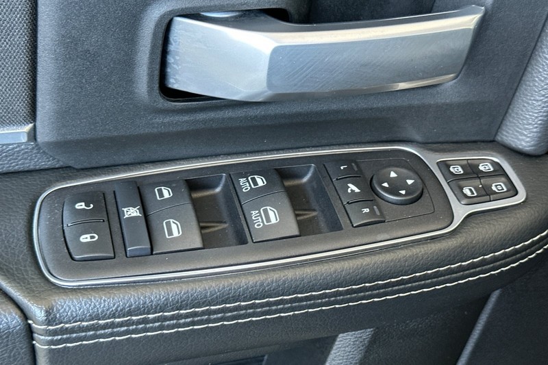 Ram 2500 Vehicle Full-screen Gallery Image 12