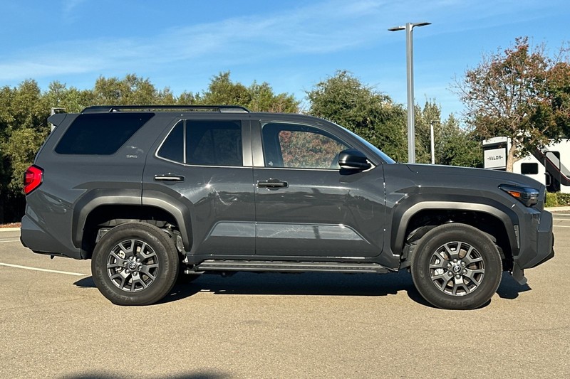 Toyota 4Runner Vehicle Full-screen Gallery Image 03