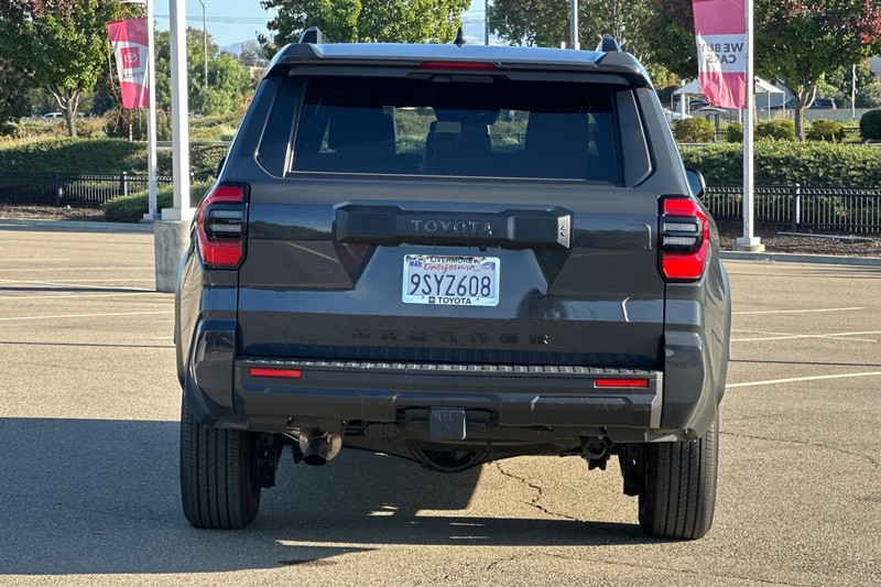 Toyota 4Runner Vehicle Full-screen Gallery Image 05