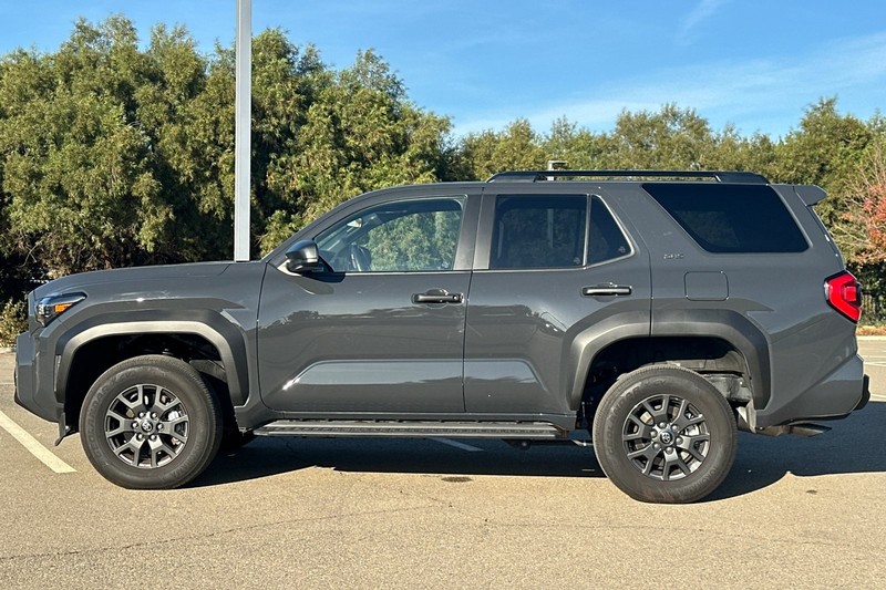 Toyota 4Runner Vehicle Full-screen Gallery Image 07