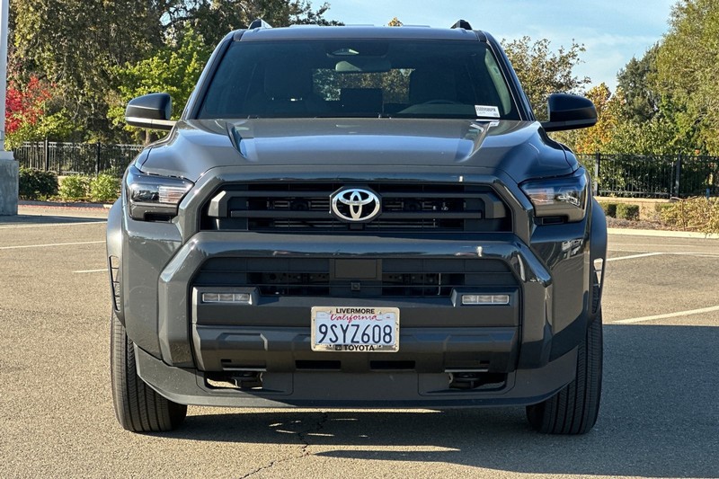 Toyota 4Runner Vehicle Full-screen Gallery Image 09