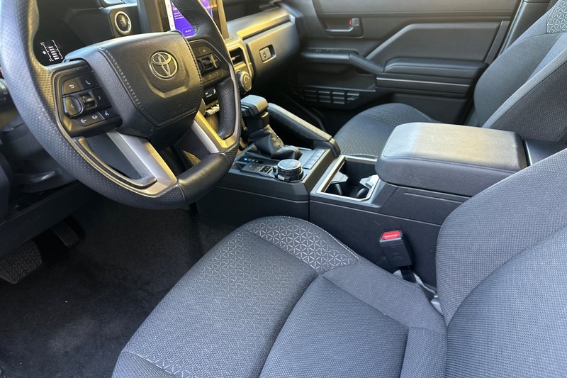 Toyota 4Runner Vehicle Full-screen Gallery Image 10